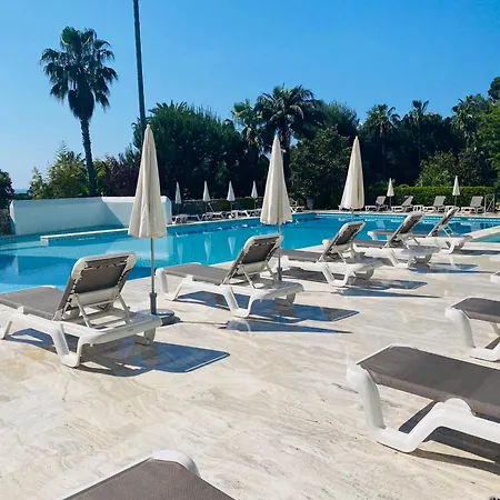 Apartment Avec Piscine A La Mirandole Vallauris