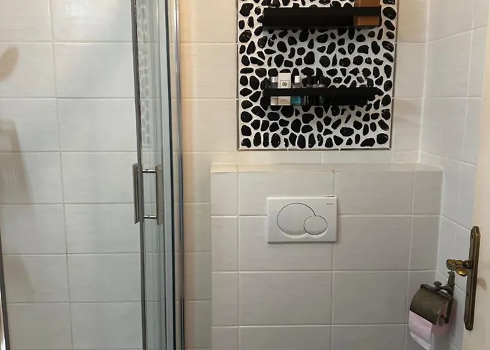 Avec Piscine A La Mirandole شقة